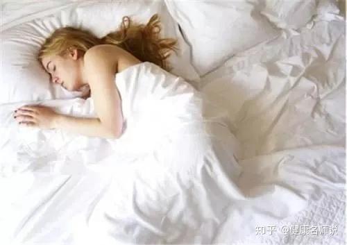 男女晚上同床裸睡视频,男女裸睡同床的温馨瞬间